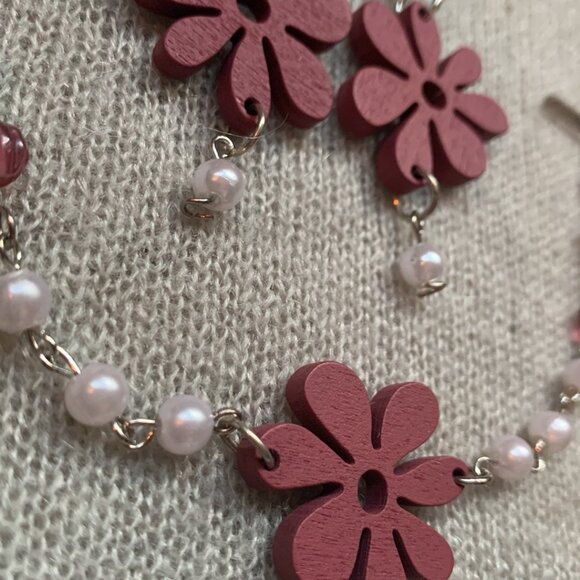 🌸 Handmade Pink Wooden Flower with Faux Pearls – Set (Bracelet + Earrings) - Picture 9 of 12